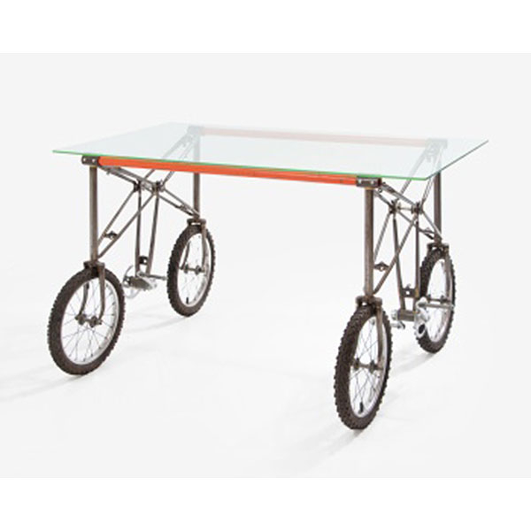 Mesa con estructura compuesta por 2 bicicleta japonesas y encimera en cristal. Bici desing por Ko Isao Yajima.  Época: S. XX