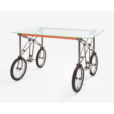 Mesa con estructura compuesta por 2 bicicleta japonesas y encimera en cristal. Bici desing por Ko Isao Yajima.  Época: S. XX