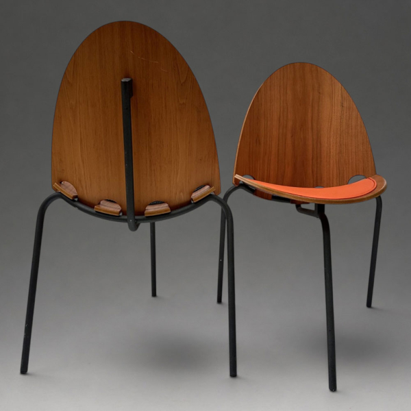 Juego de sillas «A6» diseñadas por Joseph-André Motte para Steiner, en madera y cuero. Francia, década 2000.