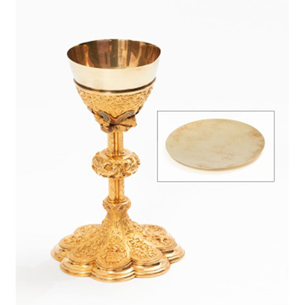 Conjunto de cáliz y patena en plata dorada y esmaltes representando los 4 apóstoles Talleres de Arte. Hipódromo - Madrid. Pp. S . XX