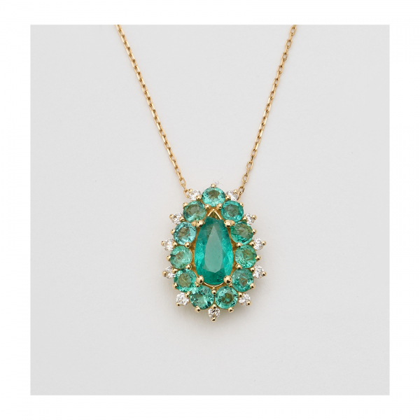 Gargantilla en oro con rosetón de esmeraldas brasileñas tallas redonda y perilla y diamantes talla brillante engastados en garras.