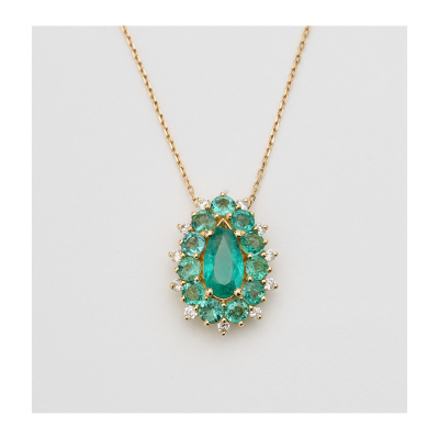 Gargantilla en oro con rosetón de esmeraldas brasileñas tallas redonda y perilla y diamantes talla brillante engastados en garras.