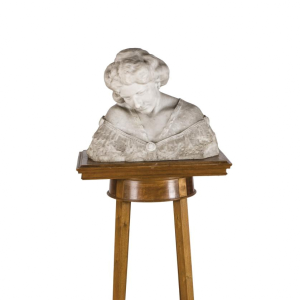 Lorenzo Coullaut Valera (1876 - 1932).   Busto femenino realizado en mármol tallado y pulido. 