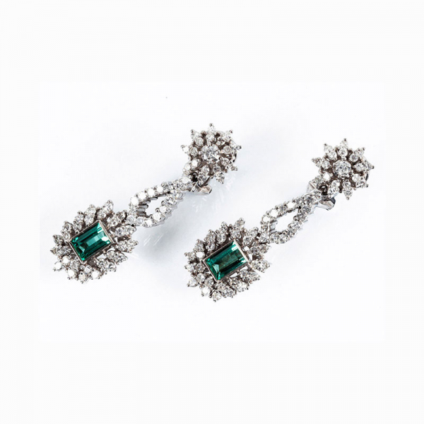 Pendientes largos vintage en oro blanco 18 K, con bellas esmeraldas verdes