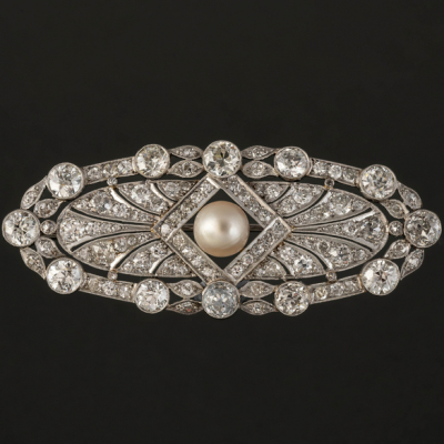 Broche antiguo en oro blanco de 18kt cuajado de brillantes talla antigua con perla en el centro.