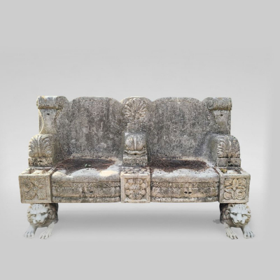 Importante banco de m&aacute;rmol con decoraci&oacute;n de tritones y leones de soporte, Italia, siglo XIX.