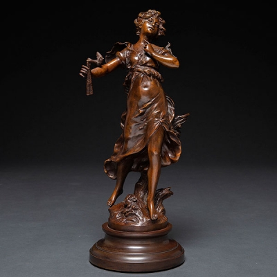 &quot;Dama Tocando el Aulos&quot; Escultura de bulto redondo en bronce del siglo XIX