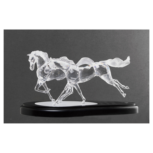 Manufactura Swarovski. Caballos Salvajes «Die Wilden Pferde». Escultura en cristal austríaco tallado y parcialmente esmerilado, 2001.