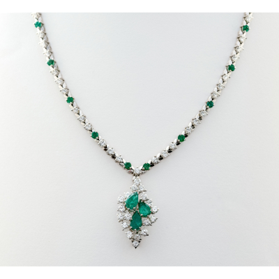 Gargantilla en oro blanco con cadena diseño rivière y colgante en cascada de diamantes talla brillante y esmeraldas tallas redonda y perilla engastados en garras. 