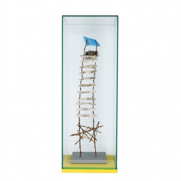 Curro Ulzurrun. "Sin título". Escultura realizada en madera policromada, ramas, plumas y plástico.