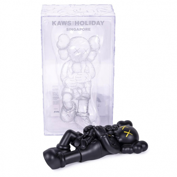 KAWS (1974).   "Holiday Singapore (2021)". Múltiple ralizado en vinilo.
