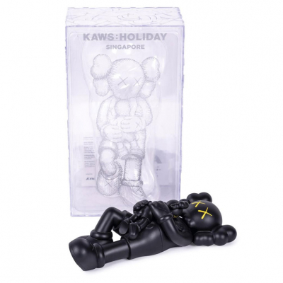 KAWS (1974).   &quot;Holiday Singapore (2021)&quot;. Múltiple ralizado en vinilo.