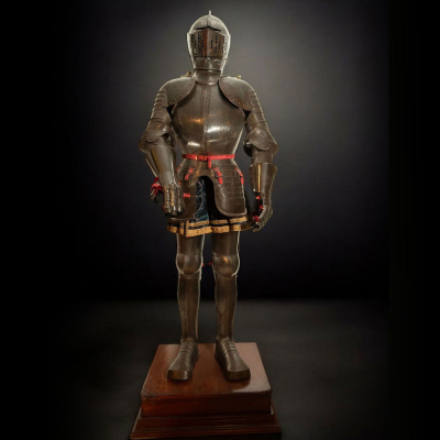 Excepcional Armadura Renacentista de Caballero del siglo XVI, en acero, con algunos elementos del siglo XX. Lote estrella. 