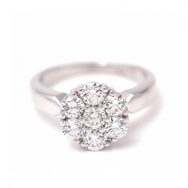 Sortija rosetón en oro blanco con diamantes talla brillante engastados en garras. Peso diamantes: 0,70 ct. aprox.