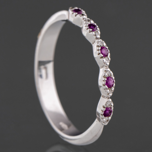 Bonito anillo en oro blanco de 18 kt con rubíes y brillantes.