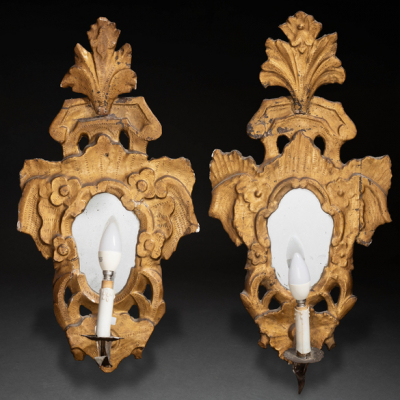 Pareja de cornucopias en madera tallada y dorada con candelero en hierro forjado de finales del siglo XVIII.