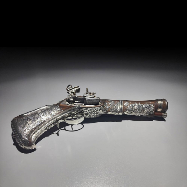 Pistola Trabuco de cinturón Miquelet - Lock ornada en plata mexicana, Nueva España, siglo XVIII.