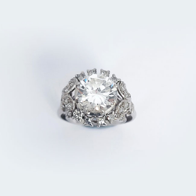 Bella sortija vintage en platino con un limpio y blanco diamante natural, talla brillante moderna, en garras