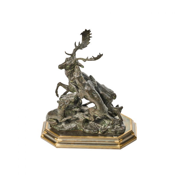 Escuela europea, s.XX. Perros con ciervo. Grupo escultórico en bronce patinado sobre peana en metal.