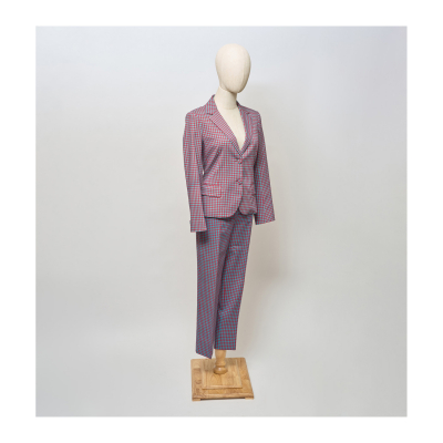 PRADA. Traje con estampado de cuadros vichy en tonalidades fucsia y turquesa.  