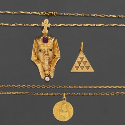 Conjunto de dos cadenas de eslabones en oro amarillo de 18kt con colgante de la Virgen María, Triangulo y colgante de la efigie de Tutankhamon