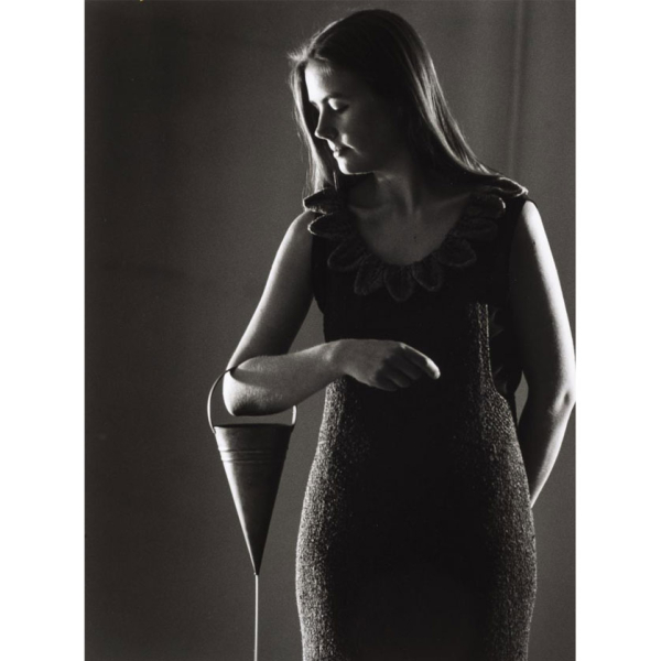 Eva Lootz. "La arena escribe sola (1994)". Fotografía en blanco y negro.