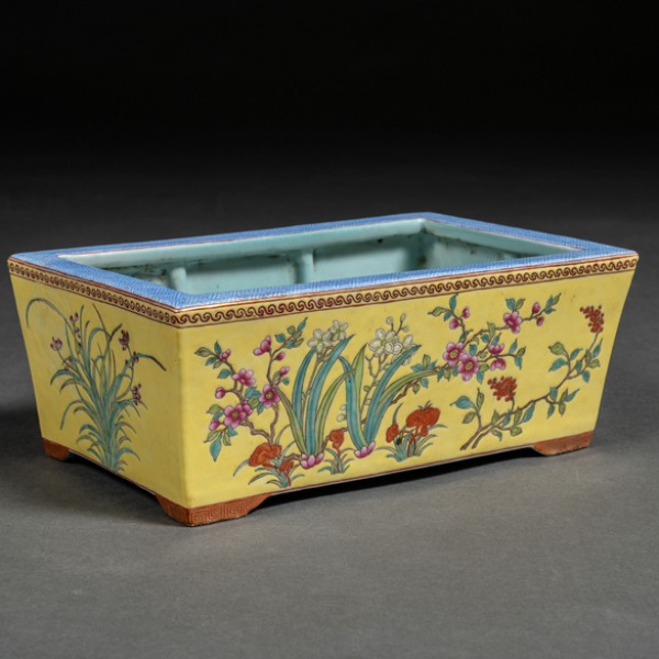 Jardinera en porcelana china familia amarilla. Trabajo Chino, Siglo XX