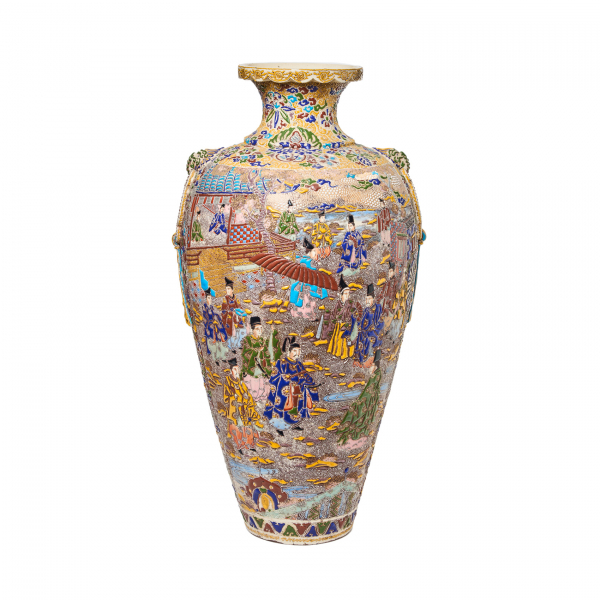 Jarrón en porcelana oriental con decoraciones esmaltadas en relieve de dignatarios y motivos palaciegos, c.1920. 
