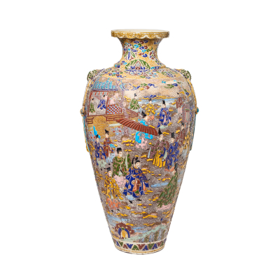 Jarrón en porcelana oriental con decoraciones esmaltadas en relieve de dignatarios y motivos palaciegos, c.1920. 