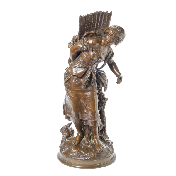 Mathurin Moreau (Dijon, Francia, 1822-París, Francia, 1912) Dama con cesto de flores. Escultura en bronce patinado.