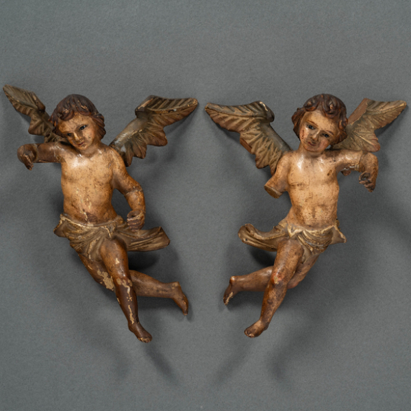 Pareja de ángeles alados en madera tallada y policromada del siglo XVIII.