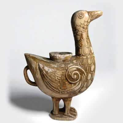 Lava-pinceles escult&oacute;rico (Bǐ xǐ diāos&ugrave;) en forma de pato en marfil, China, dinast&iacute;a Song (960&ndash;1279 d.C.).