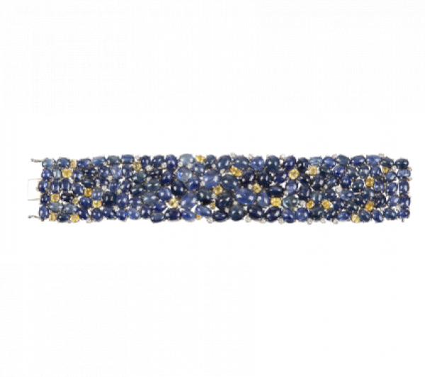 Brazalete ancho articulado de zafiros azules, combinados con zafiros amarillos y brillantes.