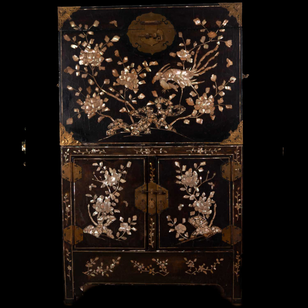 Cabinet Japonés William & Mary en laca y madreperla del siglo XVII.