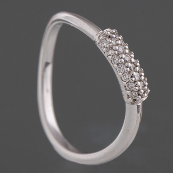 Bonito anillo montado en blanco de 18 kt con pavé de brillantes.