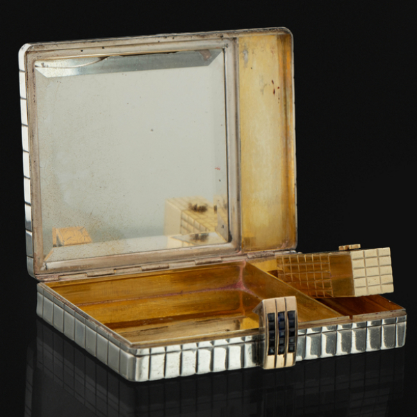 Polvera en plata con decoración geométrica y dorada al interior del siglo XX.