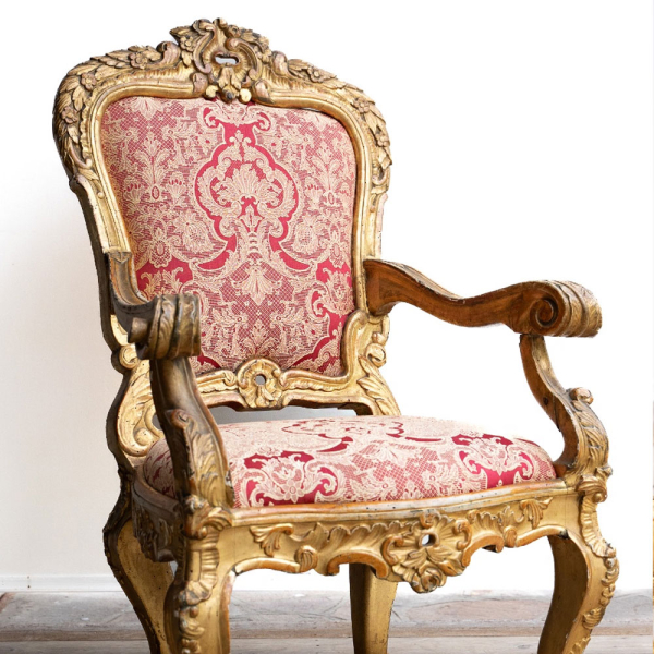 Elegante sillón barroco romano en madera tallada y dorada, finales del siglo XVII.