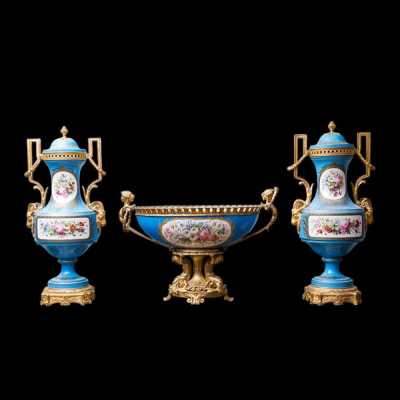Pareja de jarrones y centro de mesa en porcelana de Sèvres siglo XIX - Francia