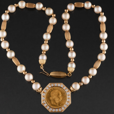 Elegante collar de perlas con eslabones gallonados y bolas en oro amarillo de 18 kt.