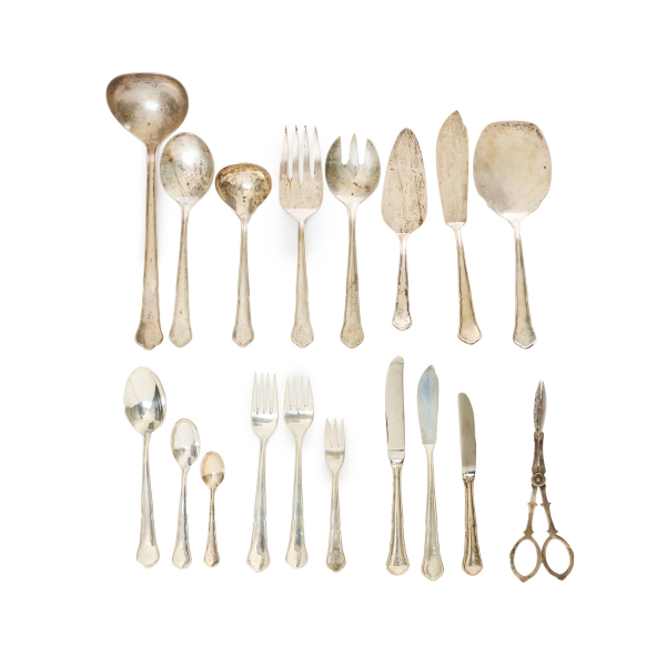 Cubertería para doce servicios en plata punzonada 925, s.XX. 117 piezas.