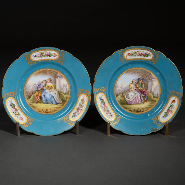Conjunto de dos platos en porcelana de Sévres Chateau de las tullerias. Sello Sévres. S. 37.