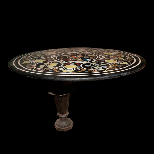 Mesa italiana de mármol con incrustaciones de piedras preciosas, Escuela Italiana del siglo XIX-XX.