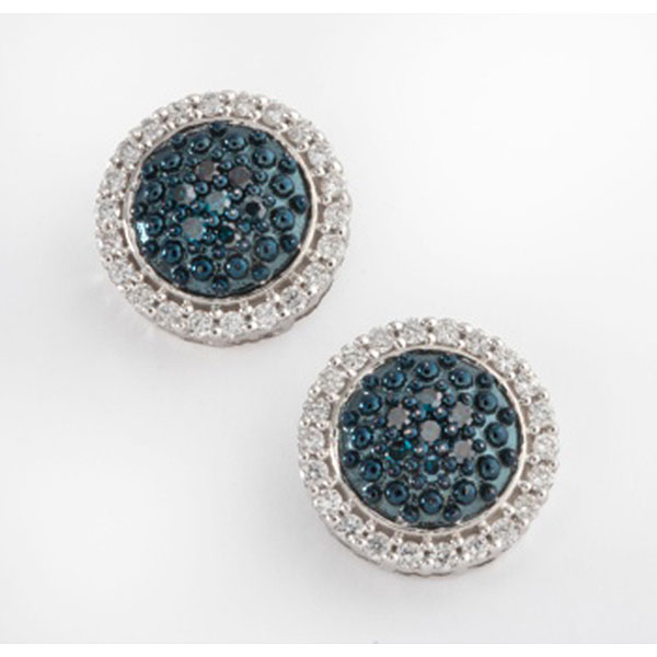 Pendientes en oro blanco con cuajado de zafiros azules y orla de diamantes talla brillante  con un peso total de 0,80 cts. aprox.