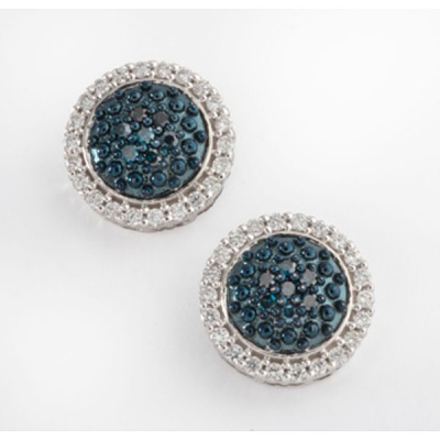 Pendientes en oro blanco con cuajado de zafiros azules y orla de diamantes talla brillante  con un peso total de 0,80 cts. aprox.