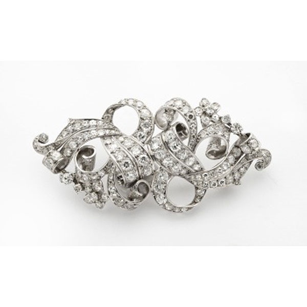 Broche Art Decó en platino con decoración vegetal y flores cuajado de diamantes talla brillante