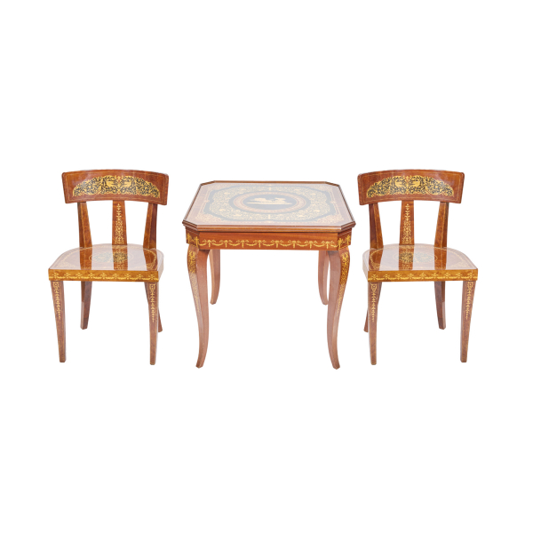 Conjunto de mesa de juego y pareja de sillas italianas en madera de raíz de erable con decoración de marqueterías en boj c.1970.