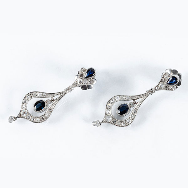 Delicados pendientes largos en montura de platino, estilo &#039;art-nouveau&#039;, con lágrima colgante calada, zafiros azules y fila de diamantitos talla simple y rosa 