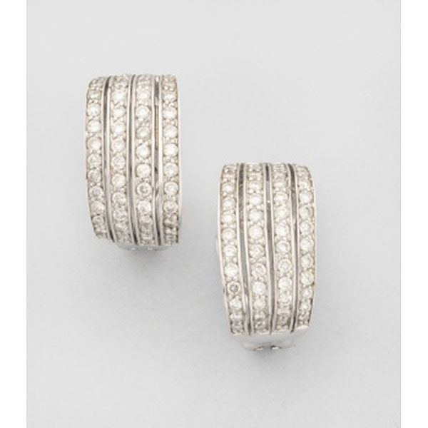 Pendientes en oro blanco con 4 filas de diamantes talla brillante con un peso total de 1,30 cts aprox.