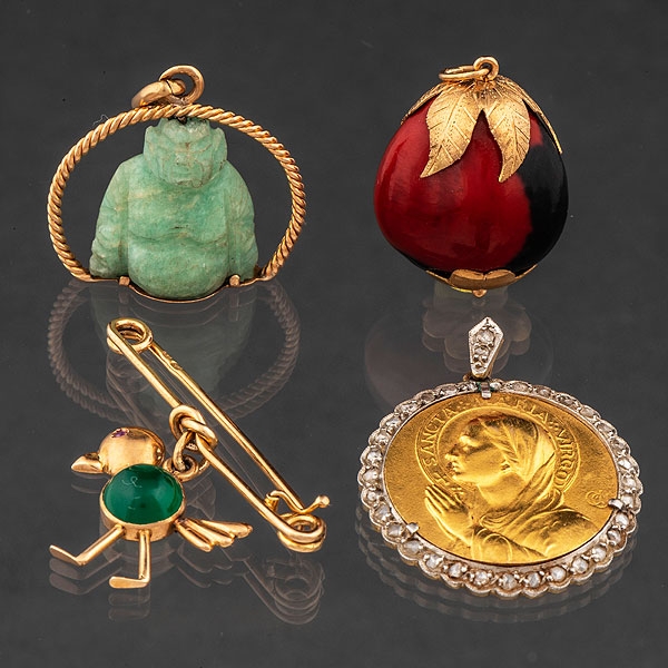 Conjunto de 3 colgantes y alfiler en oro amarillo de 18 kt.