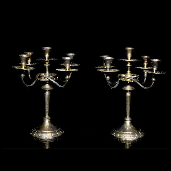 Pareja de candelabros de plata con cinco luces, s.XX. 